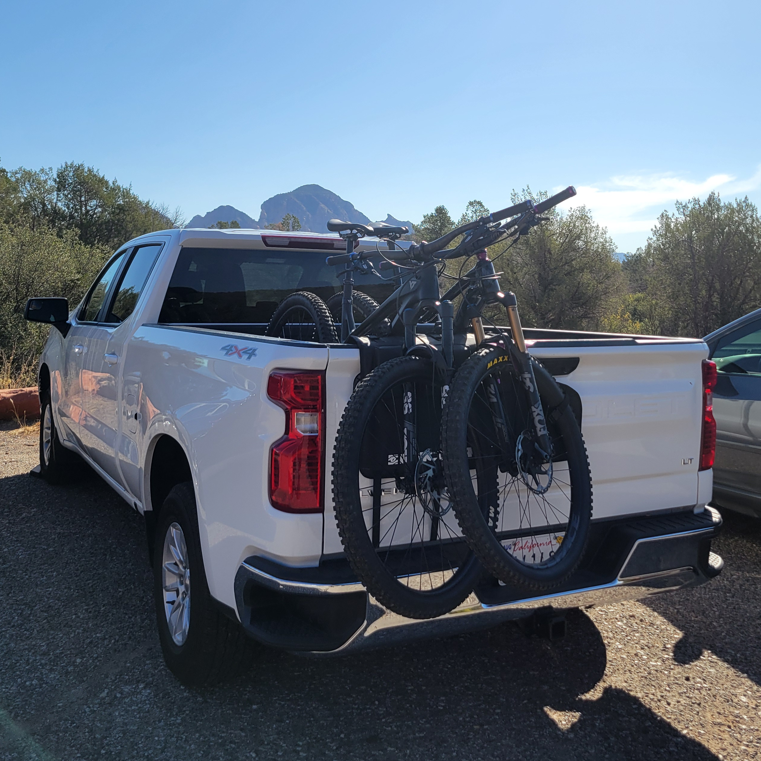 bikes on Race Face 2 bike tailgate pad with truck