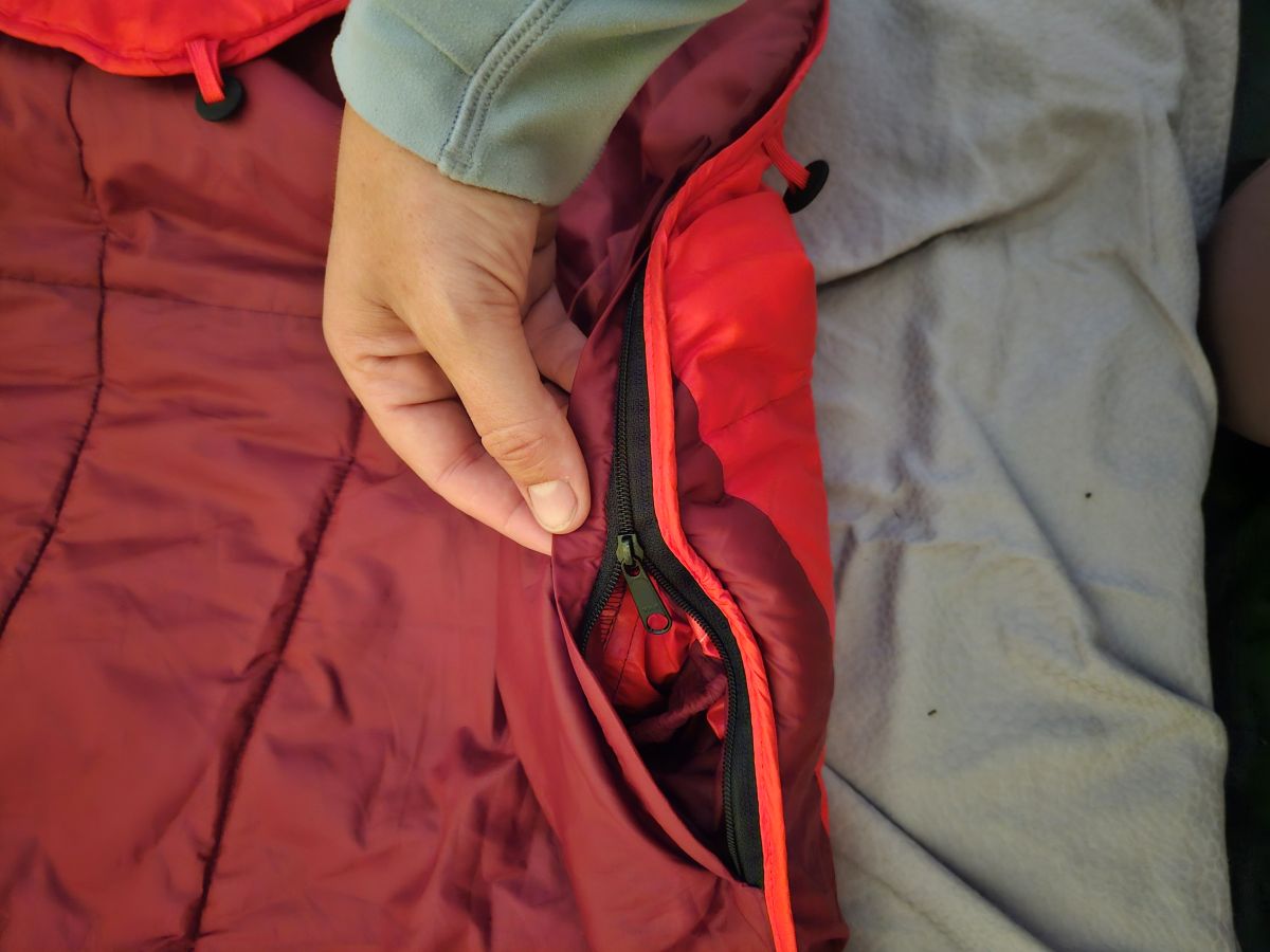 Zipper to hide the bag when the blanket is in use